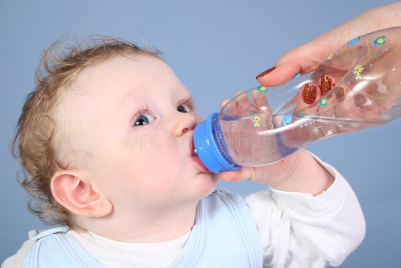 De baby drinkt water