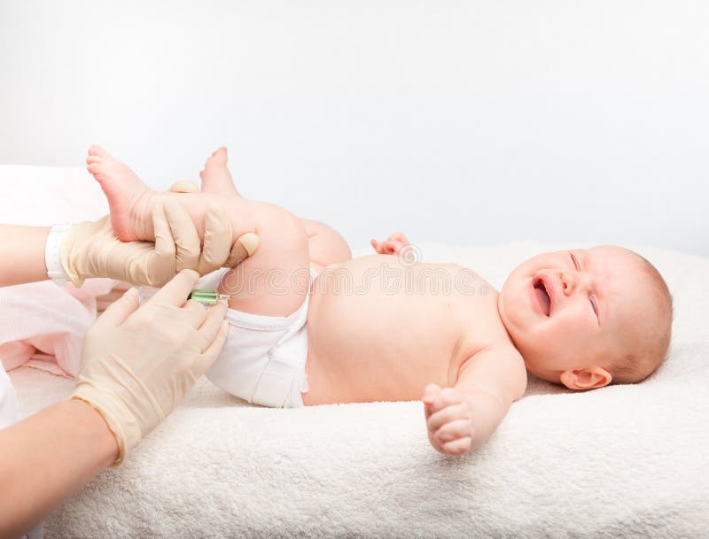 De baby krijgt een injectie royalty-vrije stock fotografie De baby krijgt een injectie royalty-vrije stock fotografie