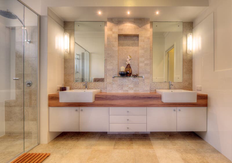 De badkamers van de luxe in modern huis royalty-vrije stock afbeelding De badkamers van de luxe in modern huis royalty-vrije stock afbeelding