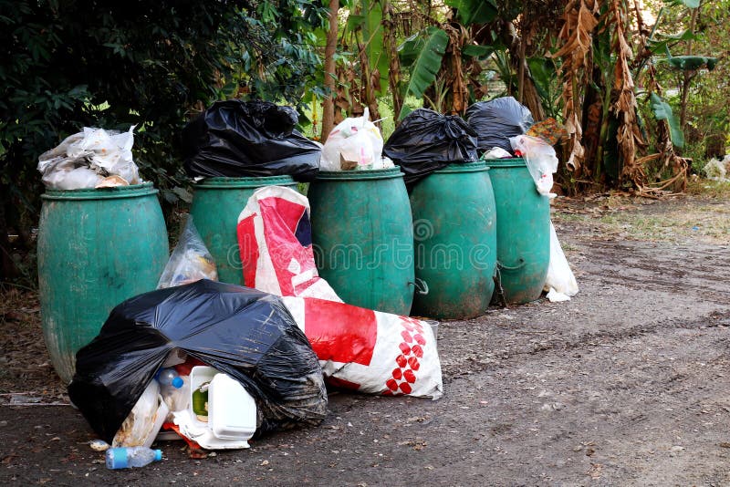De bak, het Bakafval en velen stapel van vuilniszakken ter plaatse, het plastiek van het Bakafval voor kringloophuisvuil, verspil royalty-vrije stock fotografie De bak, het Bakafval en velen stapel van vuilniszakken ter plaatse, het plastiek van het Bakafval voor kringloophuisvuil, verspil royalty-vrije stock fotografie