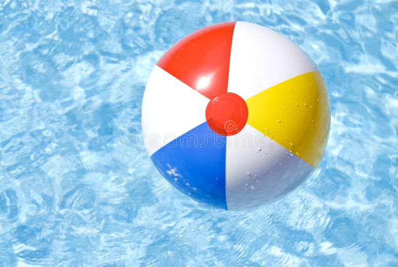 De Bal die van het strand in de Pool drijft stock afbeeldingen De Bal die van het strand in de Pool drijft stock afbeeldingen