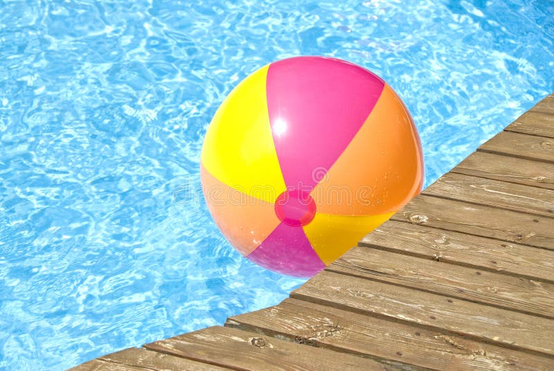 De Bal die van het strand in de Pool drijft royalty-vrije stock foto De Bal die van het strand in de Pool drijft royalty-vrije stock foto