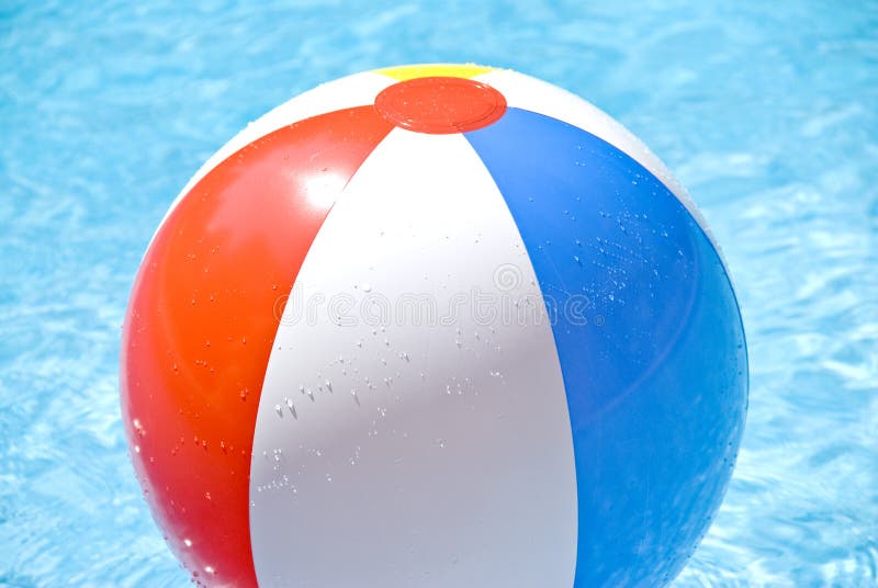 De Bal die van het strand in de Pool drijft royalty-vrije stock afbeeldingen De Bal die van het strand in de Pool drijft royalty-vrije stock afbeeldingen