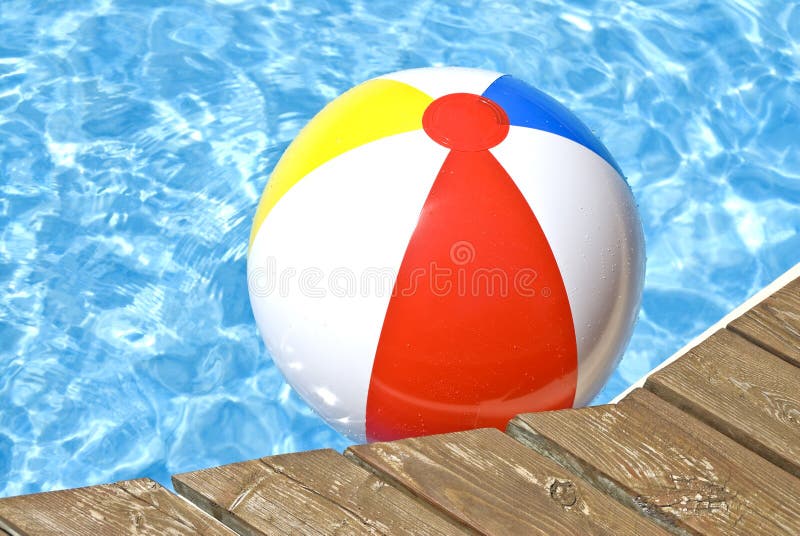 De Bal die van het strand in de Pool drijft royalty-vrije stock foto's De Bal die van het strand in de Pool drijft royalty-vrije stock foto's