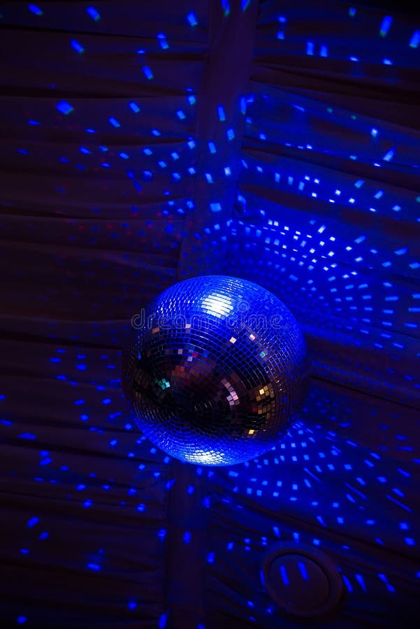 De bal van de discospiegel in blauw licht, partij stock foto De bal van de discospiegel in blauw licht, partij stock foto