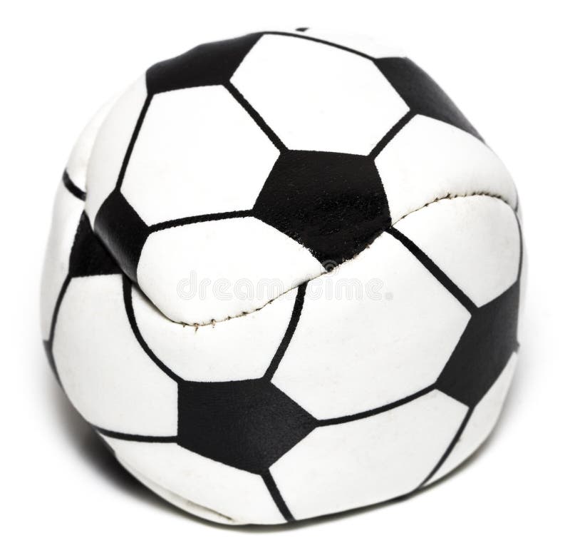 De bal van het leervoetbal op wit met het knippen van weg wordt geïsoleerd die royalty-vrije stock foto's De bal van het leervoetbal op wit met het knippen van weg wordt geïsoleerd die royalty-vrije stock foto's