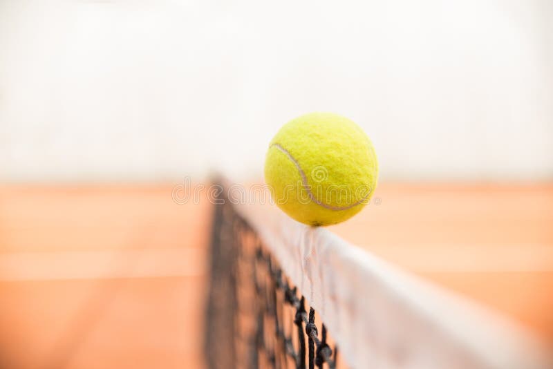 De bal van het tennis op het net royalty-vrije stock afbeelding De bal van het tennis op het net royalty-vrije stock afbeelding