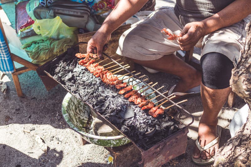 De Balinese Indonesische kip van het straatvoedsel verzadigt Voorbereidend kip verzadig Het eiland van Bali stock afbeeldingen De Balinese Indonesische kip van het straatvoedsel verzadigt Voorbereidend kip verzadig Het eiland van Bali stock afbeeldingen