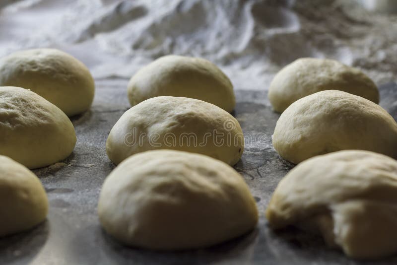 De ballen van het brooddeeg klaar voor baksel stock afbeelding De ballen van het brooddeeg klaar voor baksel stock afbeelding