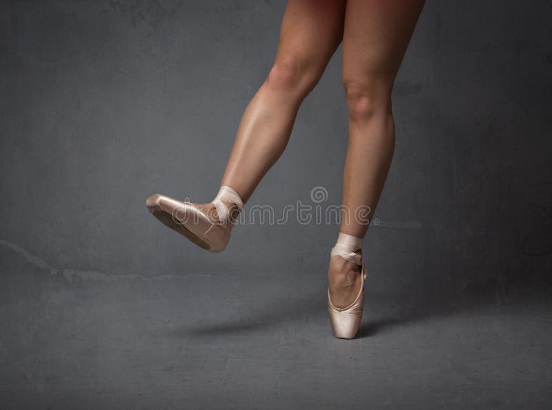De ballerinavoeten sluiten omhoog royalty-vrije stock afbeelding De ballerinavoeten sluiten omhoog royalty-vrije stock afbeelding