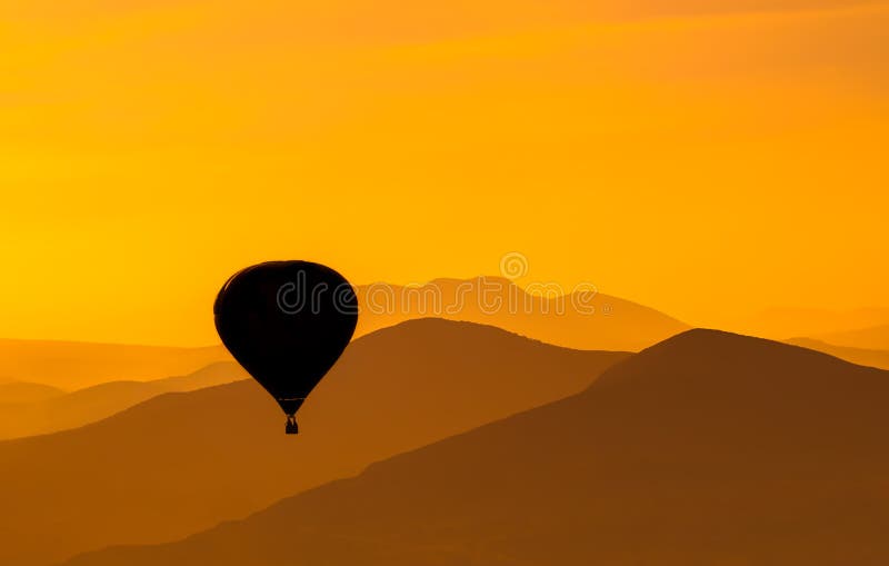 De Ballon van de hete Lucht bij Zonsopgang stock afbeeldingen De Ballon van de hete Lucht bij Zonsopgang stock afbeeldingen