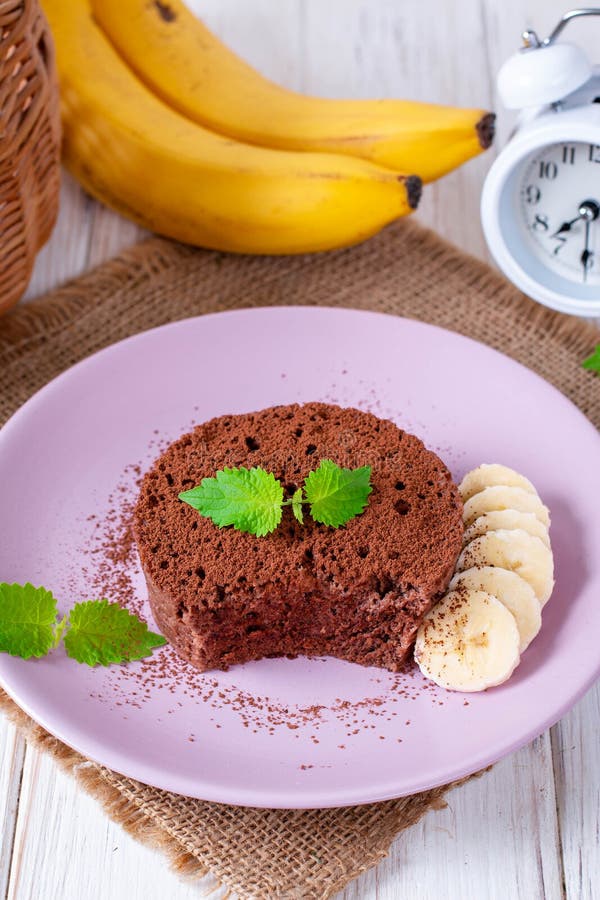 De Banaancake van de chocoladespons met cacao royalty-vrije stock fotografie De Banaancake van de chocoladespons met cacao royalty-vrije stock fotografie