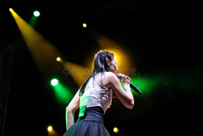 De band van Delafe y las Flores Azules presteert in Palau Sant Jordi stock foto De band van Delafe y las Flores Azules presteert in Palau Sant Jordi stock foto