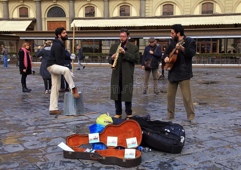 De Band Van Straatmusici Presteert in De Straat in Florence