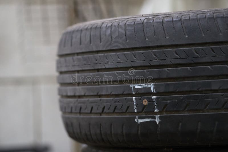 De banden op de vloer worden beschadigd door spijkers of scherpe voorwerpen te raken, resulterend in lekkage van rubber en kunnen royalty-vrije stock fotografie De banden op de vloer worden beschadigd door spijkers of scherpe voorwerpen te raken, resulterend in lekkage van rubber en kunnen royalty-vrije stock fotografie