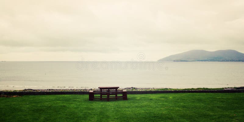 De Banken en het zeegezicht van de picknicklijst in Waterville, Provincie Kerry - uitstekend effect royalty-vrije stock fotografie De Banken en het zeegezicht van de picknicklijst in Waterville, Provincie Kerry - uitstekend effect royalty-vrije stock fotografie