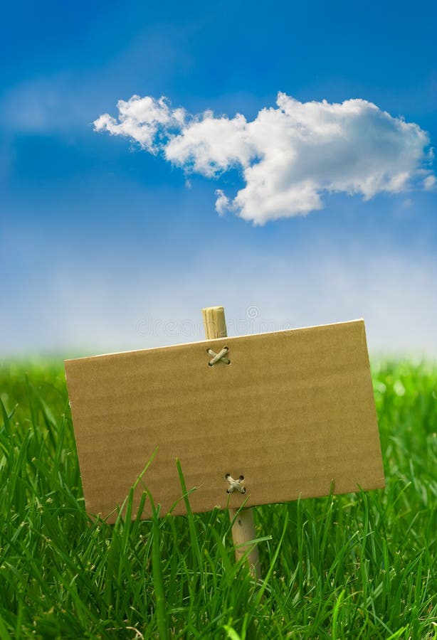 De banner van de aard op een groen gras en een blauwe hemel - teken stock afbeeldingen De banner van de aard op een groen gras en een blauwe hemel - teken stock afbeeldingen