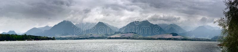 De banner van het zomerlandschap, panorama met mening tegen Liptovska Mara is een reservoir en de bergen de Westelijke Karpaten royalty-vrije stock foto's De banner van het zomerlandschap, panorama met mening tegen Liptovska Mara is een reservoir en de bergen de Westelijke Karpaten royalty-vrije stock foto's