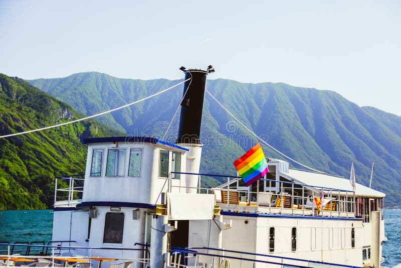 De bar van de homo op de boot die het meer en de bergen over het hoofd ziet.