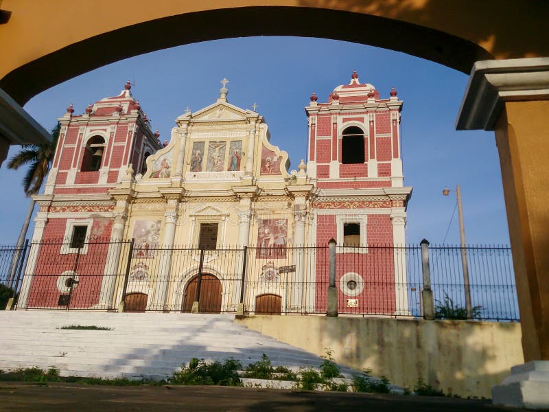 De barokke de Kerkvoorgevel van Gr Calvario, die in Leon, Nicaragua wordt gevestigd stock foto's De barokke de Kerkvoorgevel van Gr Calvario, die in Leon, Nicaragua wordt gevestigd stock foto's