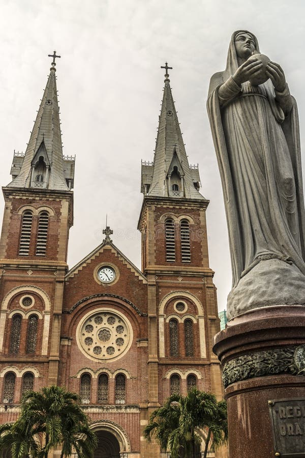 De Basiliek van Saigonnotre-dame stock foto De Basiliek van Saigonnotre-dame stock foto