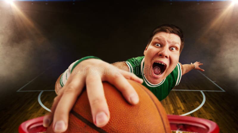 De basketbalspeler werpt bal, mening van mand stock foto's De basketbalspeler werpt bal, mening van mand stock foto's