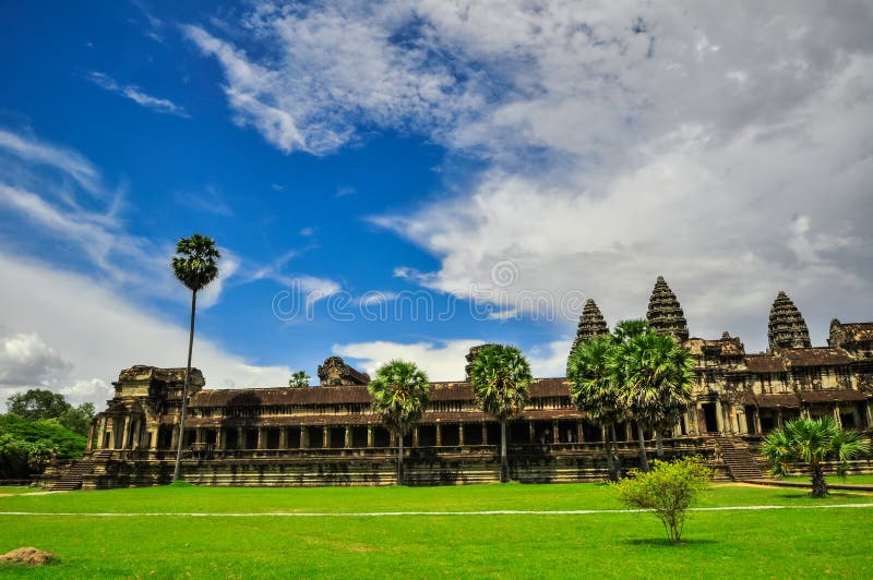 De Bayontempel en Angkor Wat Khmer complex in Siem oogsten, Kambodja royalty-vrije stock afbeeldingen De Bayontempel en Angkor Wat Khmer complex in Siem oogsten, Kambodja royalty-vrije stock afbeeldingen