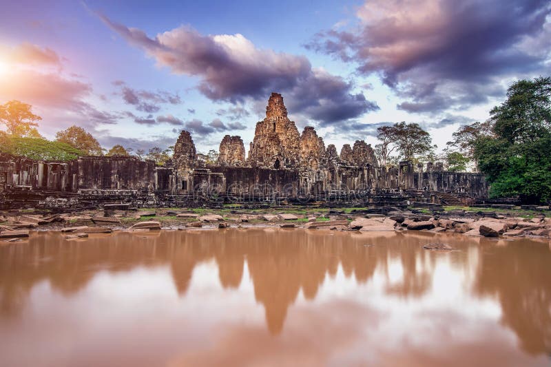 De Bayontempel met reuzesteengezichten, Angkor Wat, Siem oogst royalty-vrije stock afbeelding De Bayontempel met reuzesteengezichten, Angkor Wat, Siem oogst royalty-vrije stock afbeelding