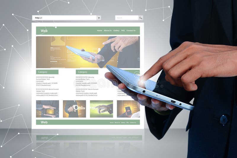 De bedrijfsmens zoekt en richt op een internetwebsite royalty-vrije stock foto's De bedrijfsmens zoekt en richt op een internetwebsite royalty-vrije stock foto's