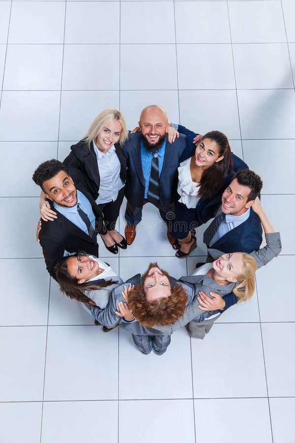 De bedrijfsmensen groeperen Gelukkige Glimlach die zich bij Moderne Bureau Hoogste Mening bevinden stock foto De bedrijfsmensen groeperen Gelukkige Glimlach die zich bij Moderne Bureau Hoogste Mening bevinden stock foto