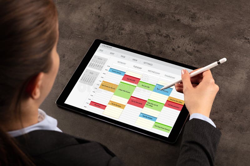 De bedrijfsvrouw plant haar programma over tablet stock afbeeldingen De bedrijfsvrouw plant haar programma over tablet stock afbeeldingen