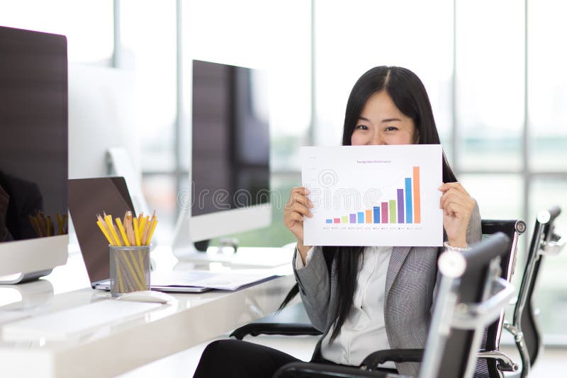 De bedrijfsvrouw voelt gelukkig en trots wanneer het tonen van tha van de verkoopgrafiek stock foto's De bedrijfsvrouw voelt gelukkig en trots wanneer het tonen van tha van de verkoopgrafiek stock foto's