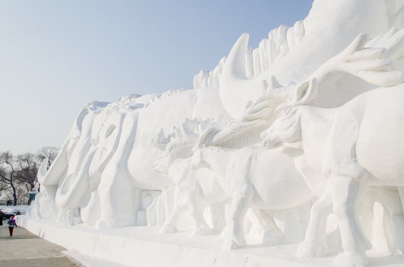 De Beeldhouwwerken van de sneeuw bij het Festival van het Ijs en van de Sneeuw van Harbin in Harbin China royalty-vrije stock afbeelding De Beeldhouwwerken van de sneeuw bij het Festival van het Ijs en van de Sneeuw van Harbin in Harbin China royalty-vrije stock afbeelding
