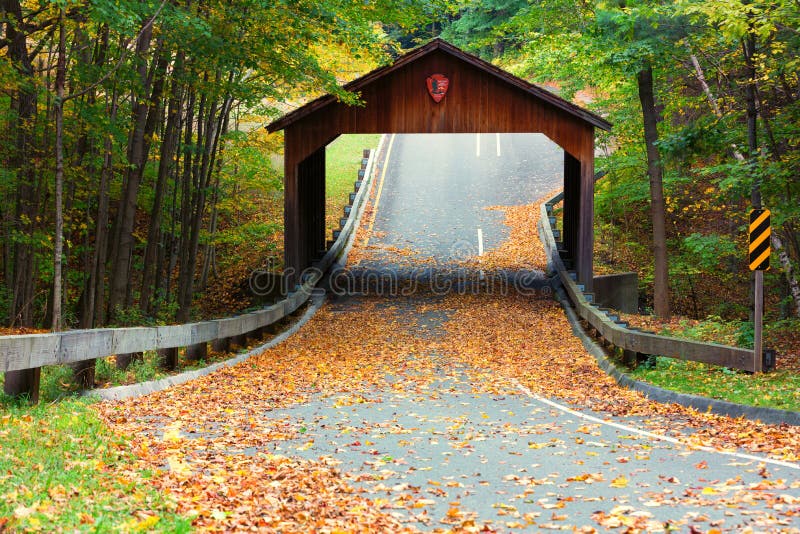 De behandelde Brug op Pierce Stocking Scenic Drive bij Slaap draagt Duinen royalty-vrije stock afbeeldingen De behandelde Brug op Pierce Stocking Scenic Drive bij Slaap draagt Duinen royalty-vrije stock afbeeldingen