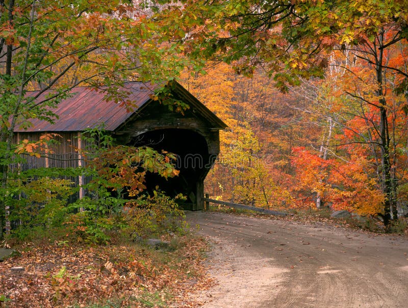 De Behandelde Brug van Vermont Woodstock in de Herfst royalty-vrije stock afbeeldingen De Behandelde Brug van Vermont Woodstock in de Herfst royalty-vrije stock afbeeldingen