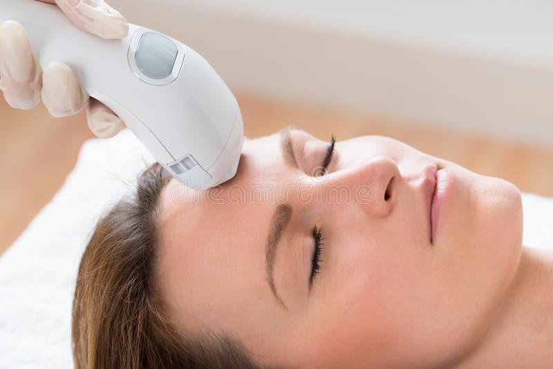 De Behandeling van schoonheidsspecialistgiving laser epilation aan Vrouwengezicht