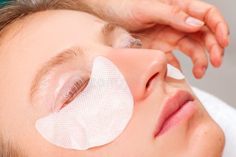 De behandelingsprocedures van de wimperzorg Vrouw die wimperslaminering, het bevlekken, het krullen, het lamineren en uitbreiding stock afbeeldingen De behandelingsprocedures van de wimperzorg Vrouw die wimperslaminering, het bevlekken, het krullen, het lamineren en uitbreiding stock afbeeldingen