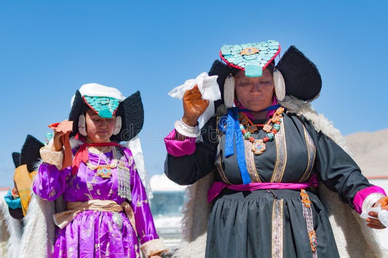 De bejaarden die in traditionele Tibetian stellen kleden zich in Ladakh, Noord-India stock foto's De bejaarden die in traditionele Tibetian stellen kleden zich in Ladakh, Noord-India stock foto's