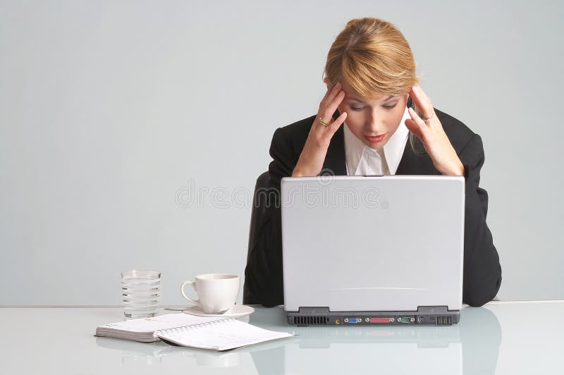 De beklemtoonde onderneemster met laptop heeft hoofdpijn stock foto De beklemtoonde onderneemster met laptop heeft hoofdpijn stock foto