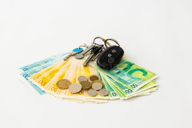 De belangrijkste band met de afstandsbediening van een auto ligt op een stapel bankbiljetten en muntstukken van nieuwe Israëlisch royalty-vrije stock afbeeldingen De belangrijkste band met de afstandsbediening van een auto ligt op een stapel bankbiljetten en muntstukken van nieuwe Israëlisch royalty-vrije stock afbeeldingen