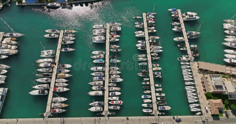 De belangrijkste standpunten van de marina : luchtperspectief van limassolen - mediterrane haven