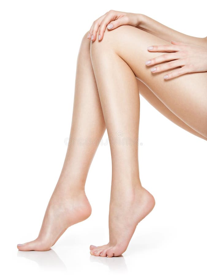 De belles femmes pieds isolés sur blanc. Fermeture photo stock