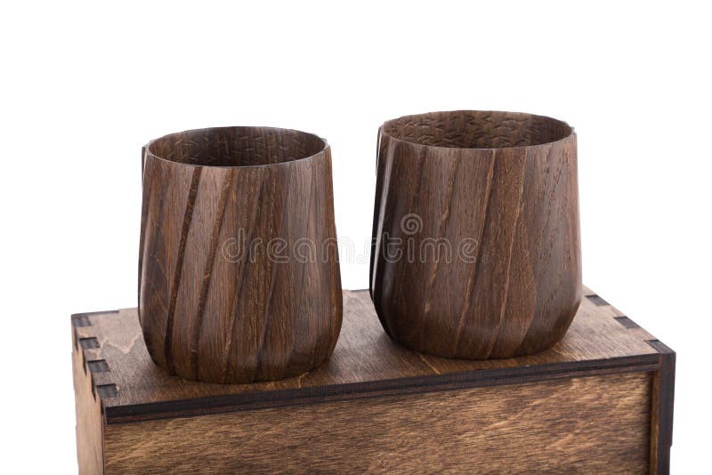 De belles tasses en bois sur une boite en bois Fond blanc isolé image libre de droits De belles tasses en bois sur une boite en bois Fond blanc isolé image libre de droits
