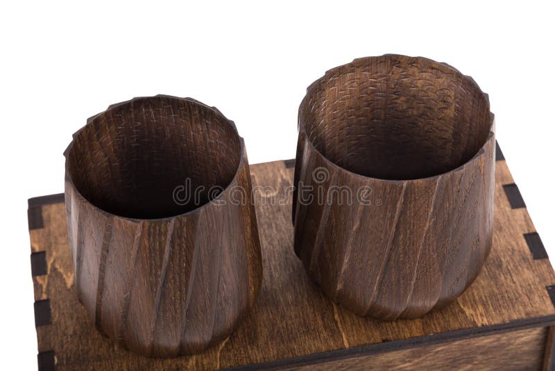 De belles tasses en bois sur une boite en bois Fond blanc isolé photos stock De belles tasses en bois sur une boite en bois Fond blanc isolé photos stock