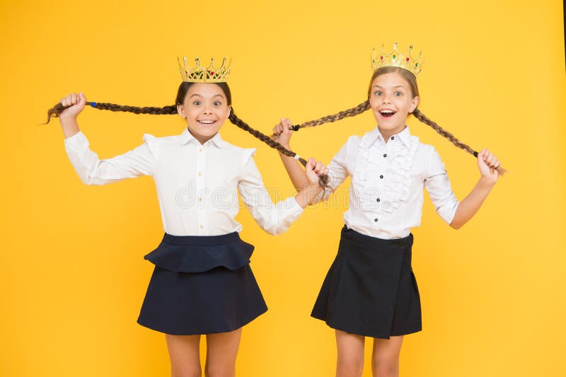 De beloning van de Promkoningin kinderjarentrots Onderwijssucces Terug naar School egoïstische kleine meisjesdroom over toekomst stock foto De beloning van de Promkoningin kinderjarentrots Onderwijssucces Terug naar School egoïstische kleine meisjesdroom over toekomst stock foto