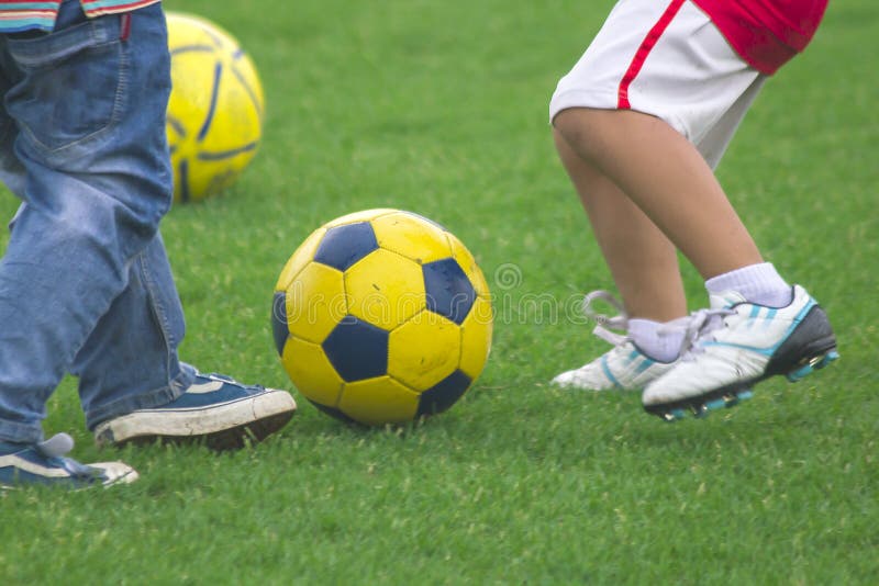 De benen van jonge geitjes schoppen voetbal stock afbeeldingen De benen van jonge geitjes schoppen voetbal stock afbeeldingen