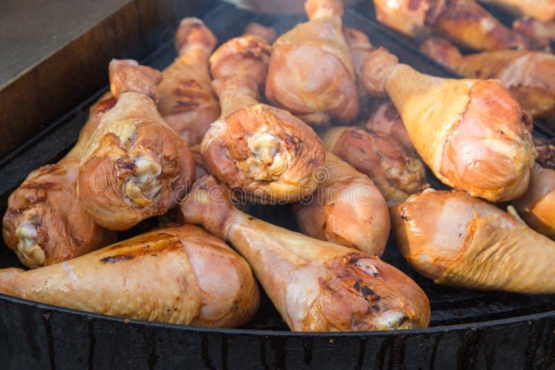 De benen van de Turkse benen zijn klaar op het rooster Voedsel, vlees uit Turkije, landbouw stock fotografie De benen van de Turkse benen zijn klaar op het rooster Voedsel, vlees uit Turkije, landbouw stock fotografie