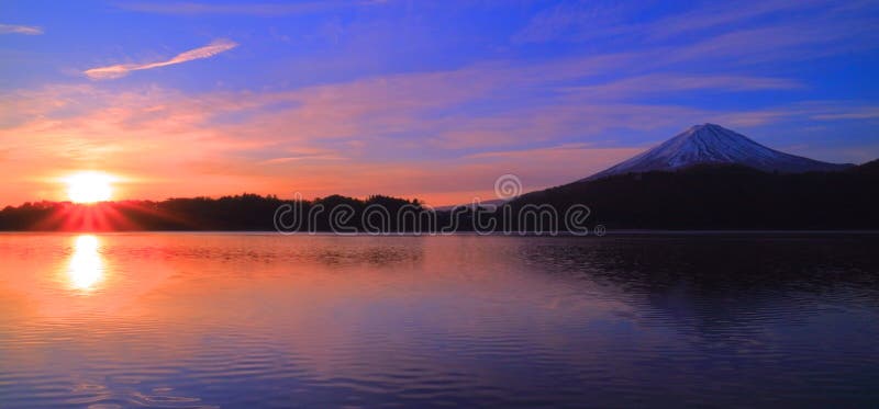 De berg Fuji en de zonsopgang van de Morning gloed van het meer van Kawaguchi Japan stock afbeeldingen De berg Fuji en de zonsopgang van de Morning gloed van het meer van Kawaguchi Japan stock afbeeldingen