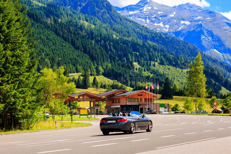 De Berg van Alpen Tirol, Oostenrijk Autosnelwegweg royalty-vrije stock foto's De Berg van Alpen Tirol, Oostenrijk Autosnelwegweg royalty-vrije stock foto's