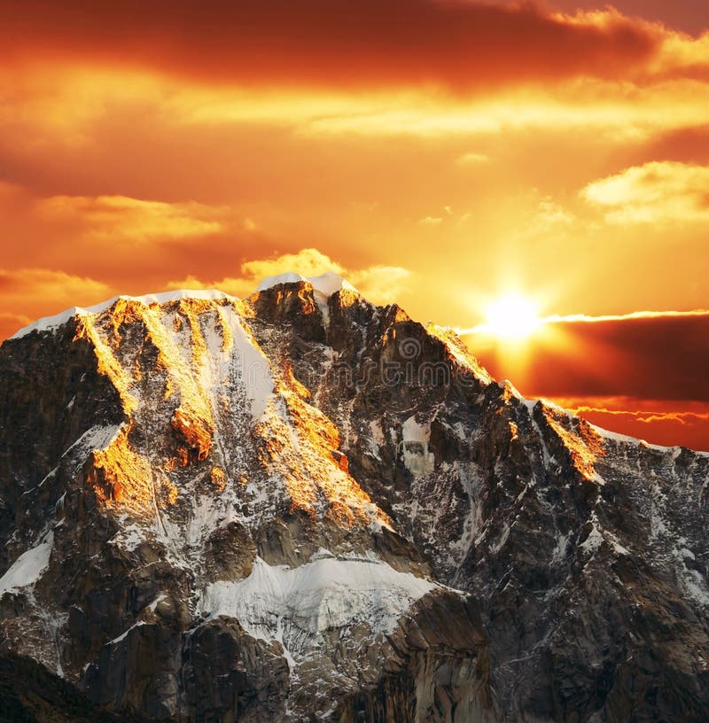 De berg van Cordilleras op zonsondergang stock fotografie De berg van Cordilleras op zonsondergang stock fotografie